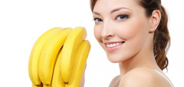Девушка с бананами в руках